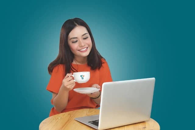 Penjual UMKM mengelola pesanan tokonya dari laptop